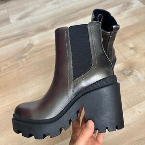 Nine West Woman's Forme Chelsea Lug Sole Booties Size 6M